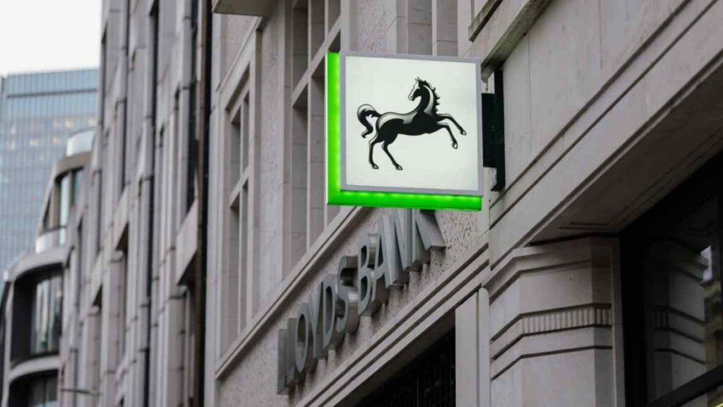 ​Lloyds apologises for sending customer other retail investors’ statements 