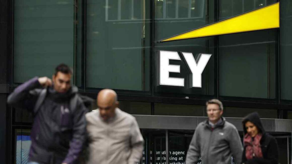 ​EY cuts jobs in pullback from UK legal sector 