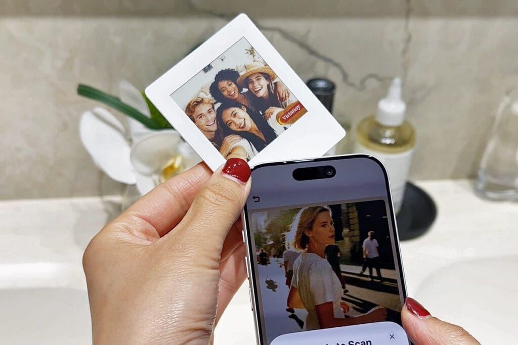 ​These electronic Polaroids are powered by your phone’s NFC chip 